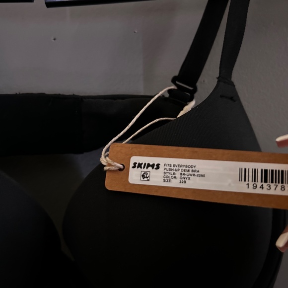 Skims Fits Everybody Push Up Bra - Picture 4 of 4